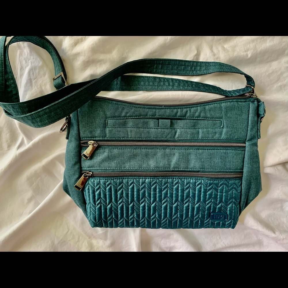 Lug slider in peacock